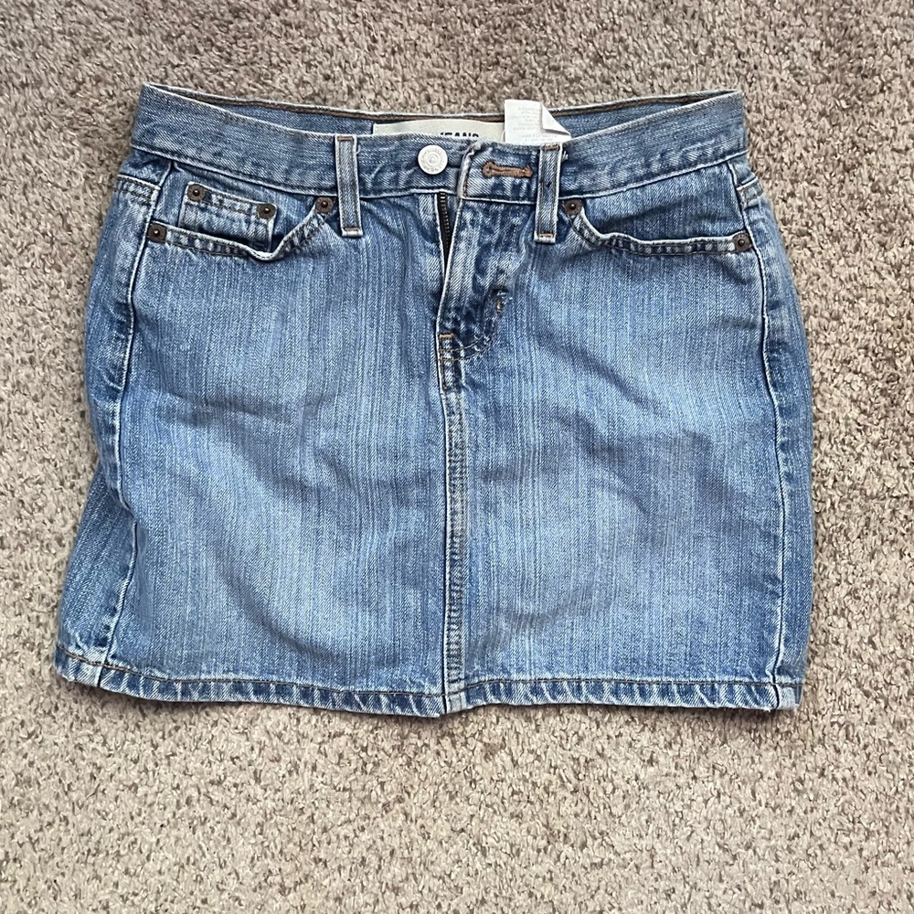 Gap mini skirt. Gently worn. Size 1